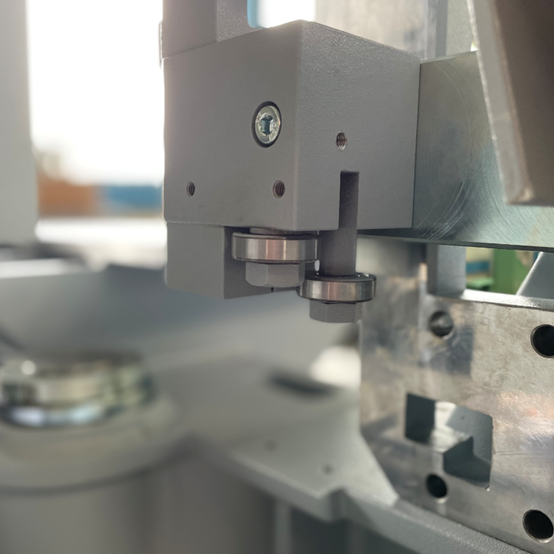 Side guide bearing
