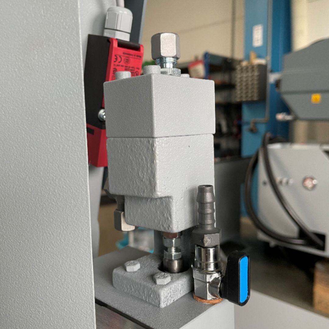 Cutting pressure regulator